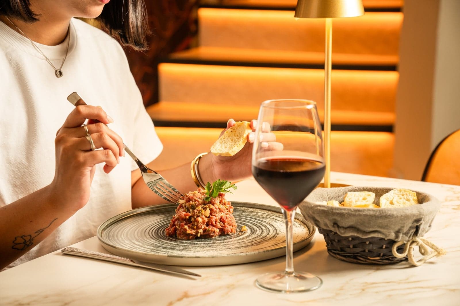 Steak tartar con vino tinto y pan tostado