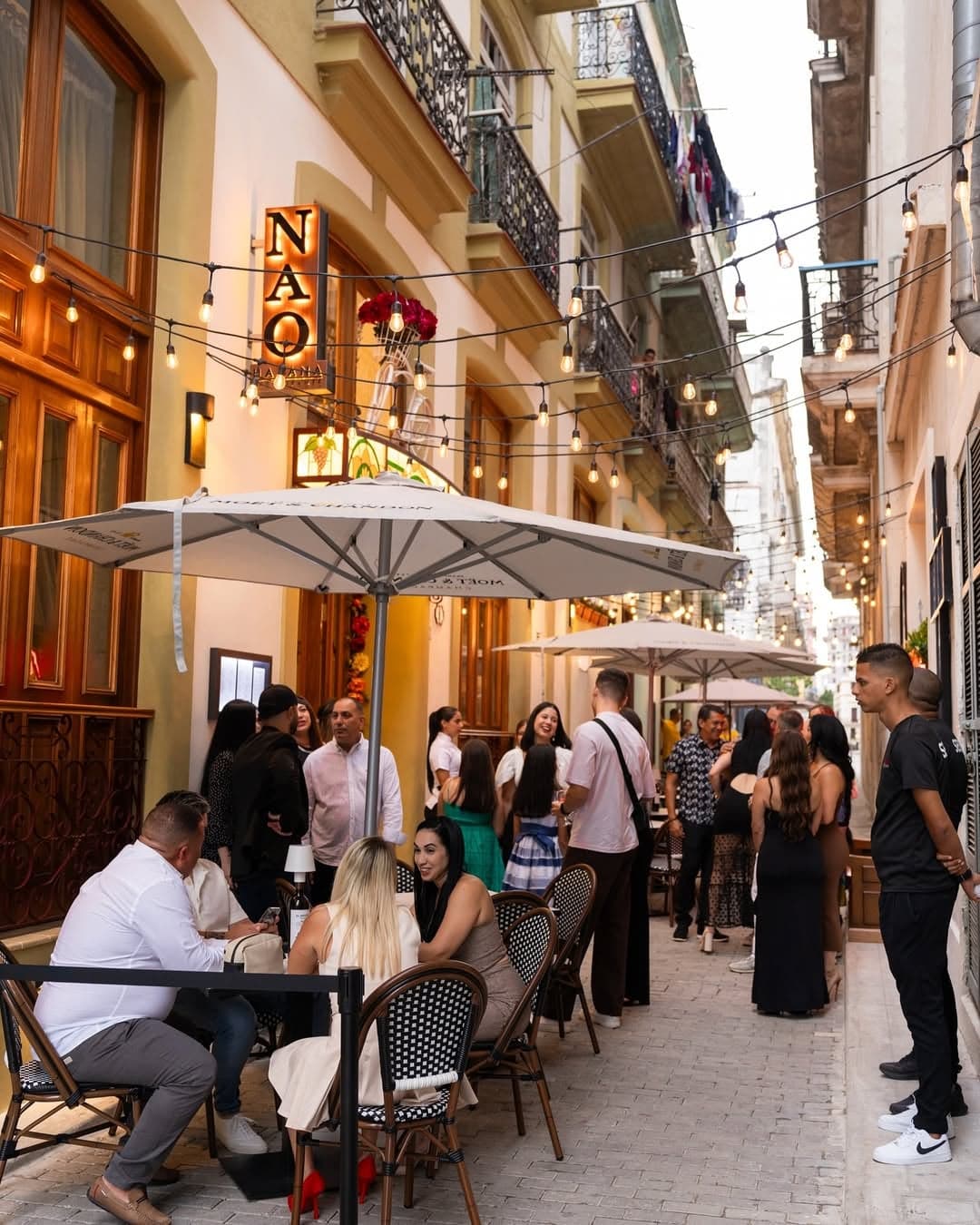 Salón principal del restaurante NAO Habana