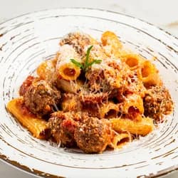 Rigatoni con Albóndigas de la Abuela